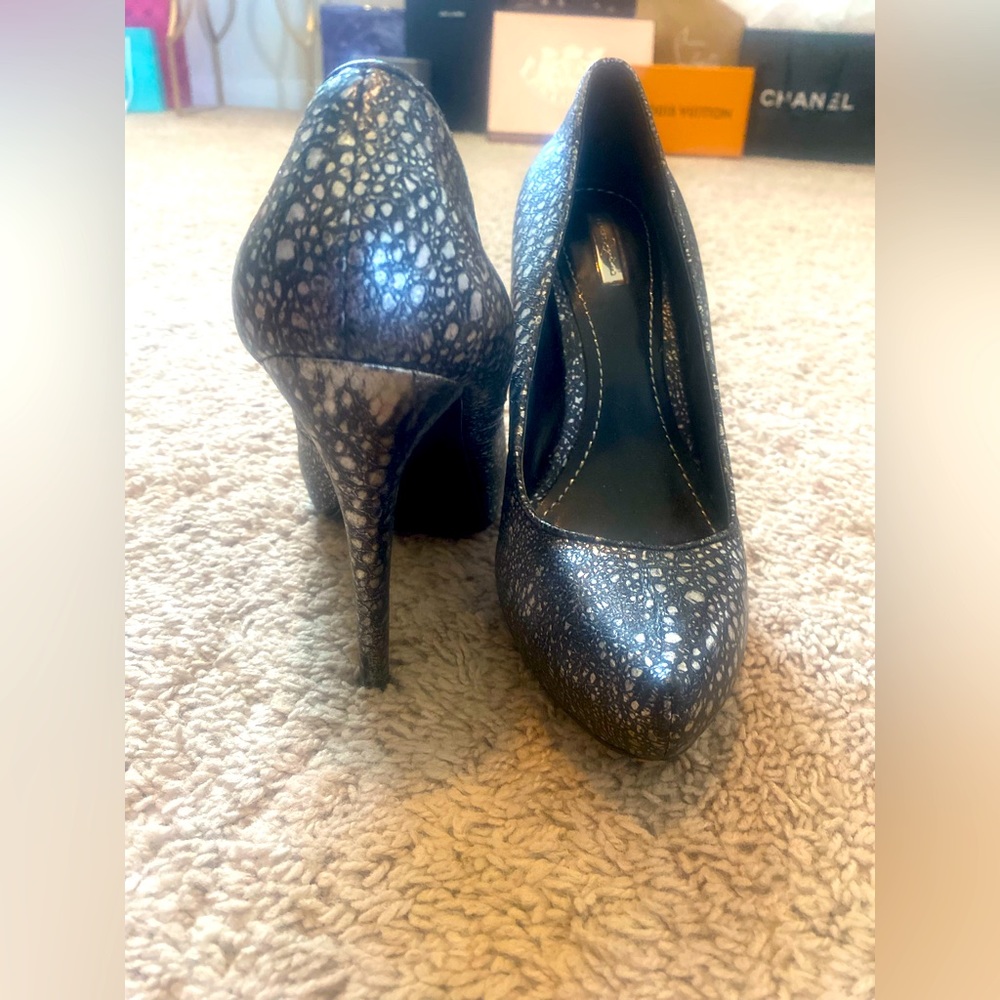 Report Signature Black and Silver Platform Pump